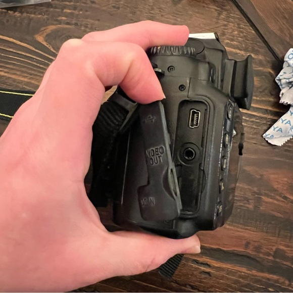 Nikon D50 DSLR Camera w/Accessories - Picture 7 of 16